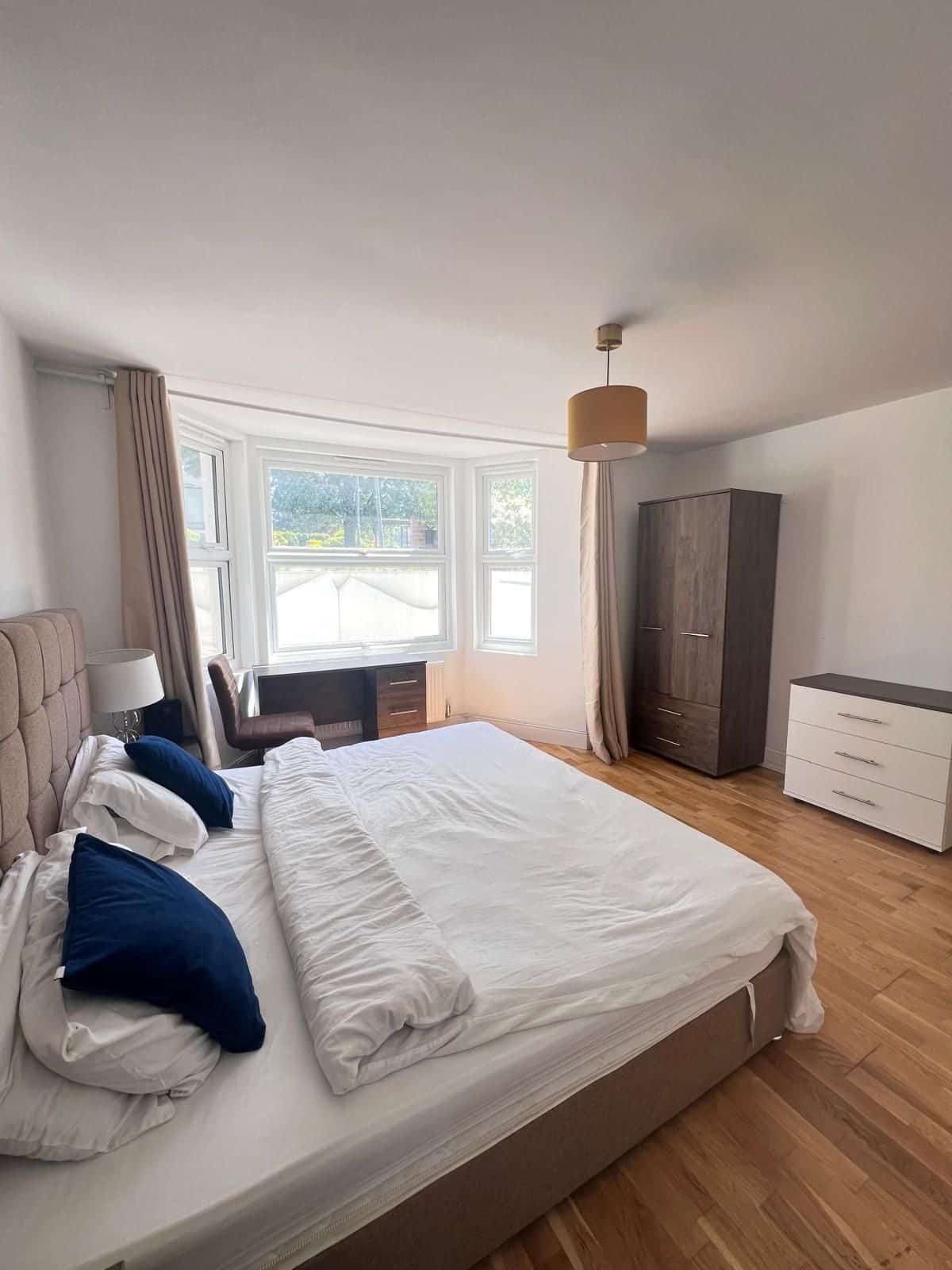 Double bedroom with bay window