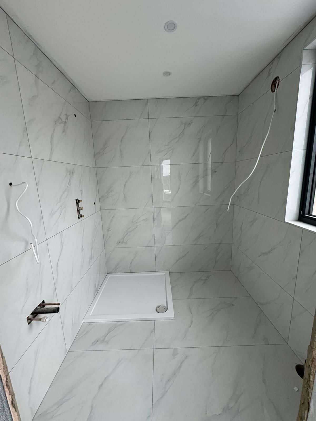 Bathroom with large-format tiles